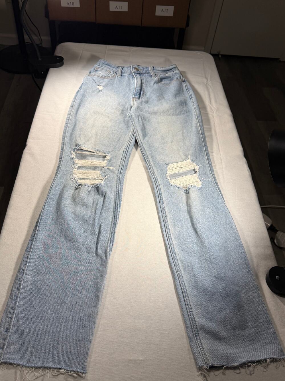 Hollister Ultra High-Rise 90s Vintage Straight Ripped Jeans 23